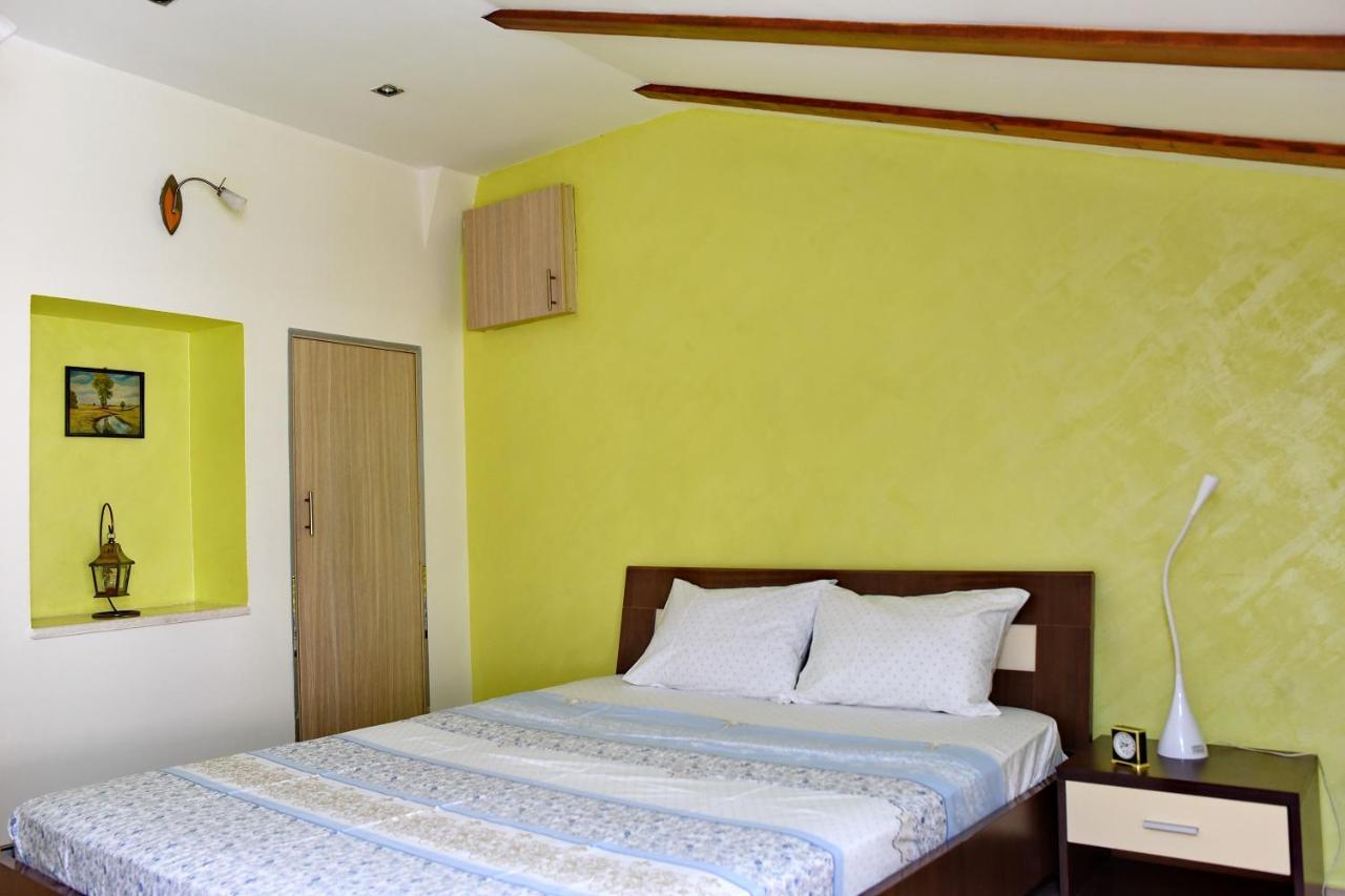 Church Bells Apartment โกตอร์ ภายนอก รูปภาพ