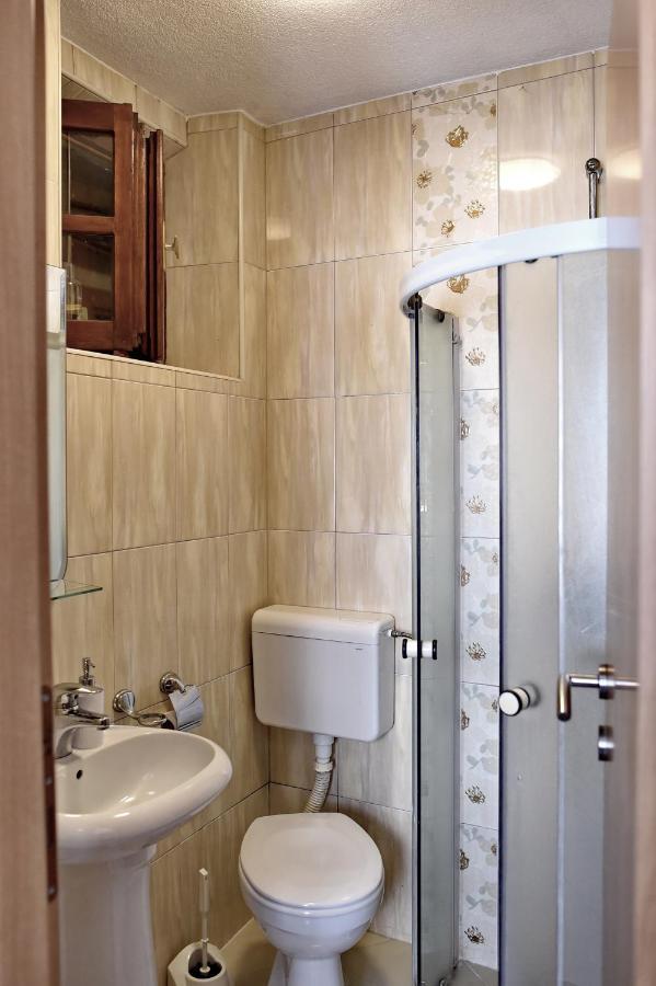 Church Bells Apartment โกตอร์ ภายนอก รูปภาพ